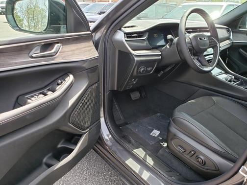 Baltic Gray Metallic Clearcoat 2026 Jeep Grand Cherokee L Altitude