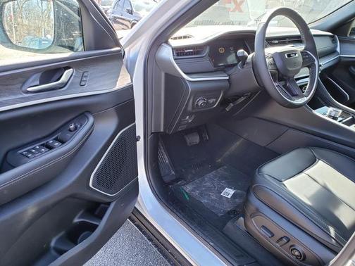 Silver Zynith 2026 Jeep Grand Cherokee Limited