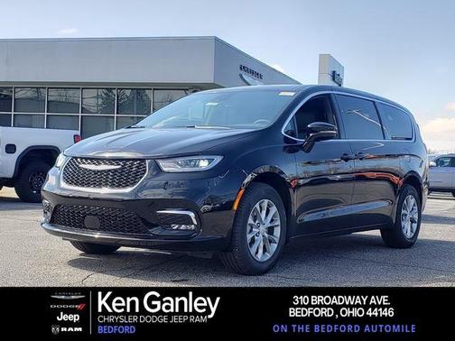 Diamond Black Crystal Pearlcoat 2026 Chrysler Pacifica Limited