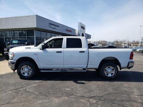 2024 RAM 3500 Tradesman Crew Cab 4x4 6'4' Box