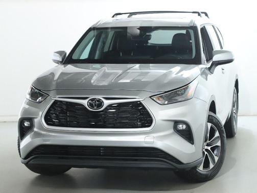 Celestial Silver Metallic 2024 Toyota Highlander XLE