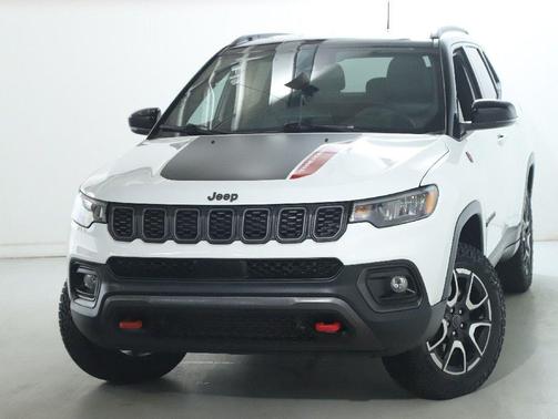 Bright White Clearcoat 2025 Jeep Compass Trailhawk