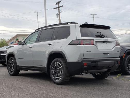 Silver Zynith Clearcoat 2026 Jeep Cherokee Laredo