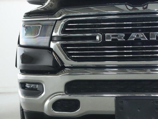 Diamond Black Crystal Pearlcoat 2022 RAM 1500 Laramie