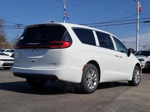 Bright White Clearcoat 2026 Chrysler Pacifica Limited