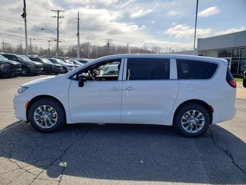 Bright White Clearcoat 2026 Chrysler Pacifica Limited