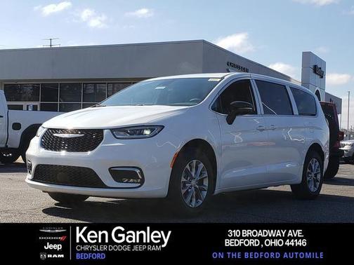 Bright White Clearcoat 2026 Chrysler Pacifica Limited