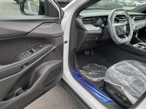 Bright White Clearcoat 2026 Jeep Cherokee Laredo