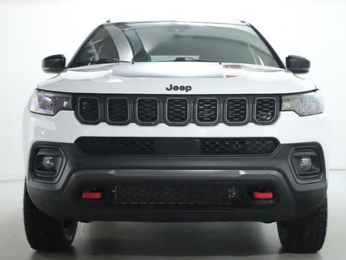 Bright White Clearcoat 2025 Jeep Compass Trailhawk