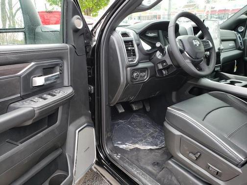 Diamond Black Crystal Pearlcoat 2026 RAM 3500 Laramie Crew Cab 4x4 6'4' Box