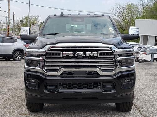 Diamond Black Crystal Pearlcoat 2026 RAM 3500 Laramie Crew Cab 4x4 6'4' Box