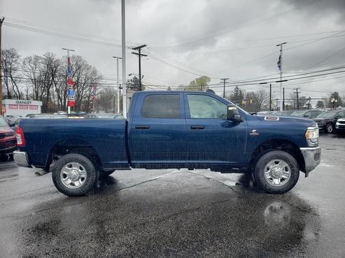 2024 RAM 3500 Tradesman Crew Cab 4x4 6'4' Box
