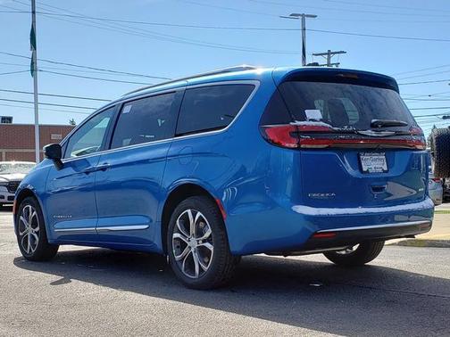 Hydro Blue Pearlcoat 2026 Chrysler Pacifica L