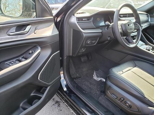 Diamond Black Crystal Pearlcoat 2026 Jeep Grand Cherokee Limited