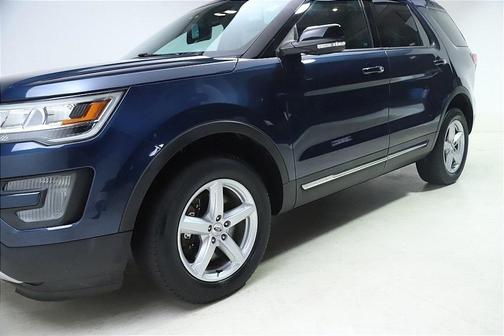 Photo 2 of 53 of 2017 Ford Explorer XLT