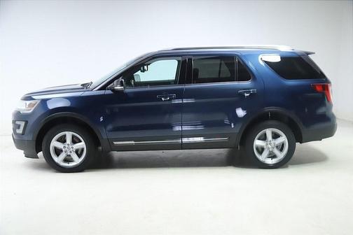 Photo 4 of 53 of 2017 Ford Explorer XLT