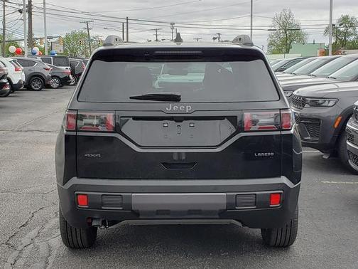 Diamond Black Crystal Pearlcoat 2026 Jeep Cherokee Laredo