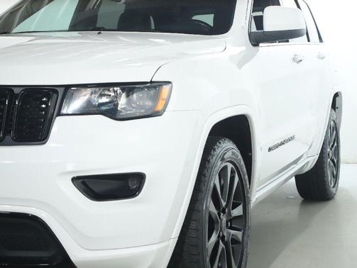 Bright White Clearcoat 2021 Jeep Grand Cherokee Laredo