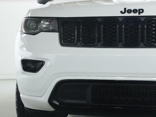 Bright White Clearcoat 2021 Jeep Grand Cherokee Laredo