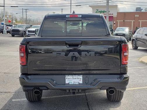 Diamond Black Crystal Pearlcoat 2026 RAM 1500 Big Horn/Lone Star
