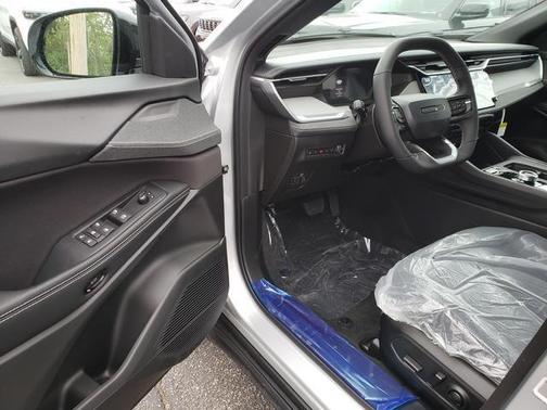 Silver Zynith Clearcoat 2026 Jeep Cherokee Laredo