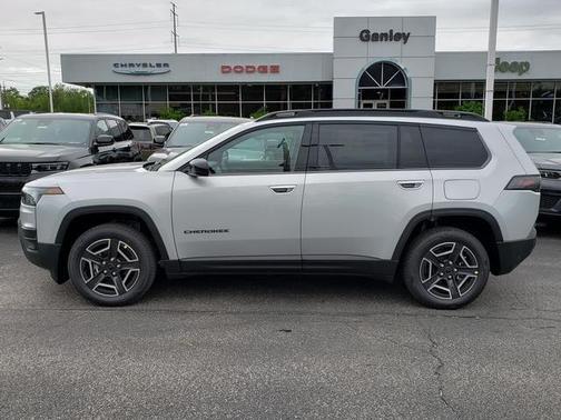 Silver Zynith Clearcoat 2026 Jeep Cherokee Laredo