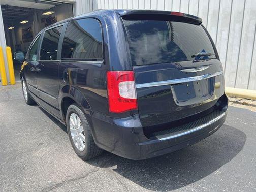Blackberry Pearlcoat 2011 Chrysler Town & Country Touring-L