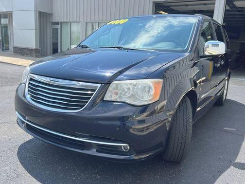 Blackberry Pearlcoat 2011 Chrysler Town & Country Touring-L