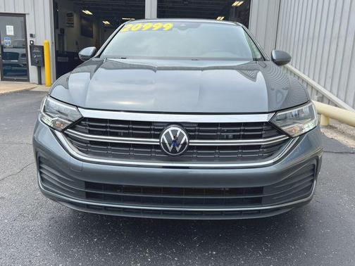 Platinum Gray Metallic 2024 Volkswagen Jetta 1.5T SE