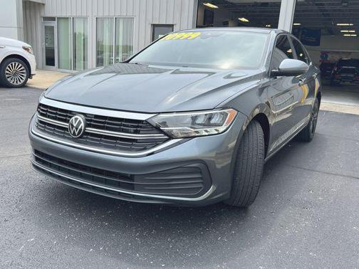 Platinum Gray Metallic 2024 Volkswagen Jetta 1.5T SE