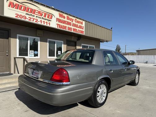 2004 Ford Crown Victoria LX
