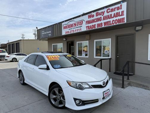 White 2014 Toyota Camry SE