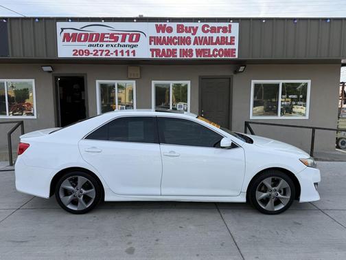 White 2014 Toyota Camry SE