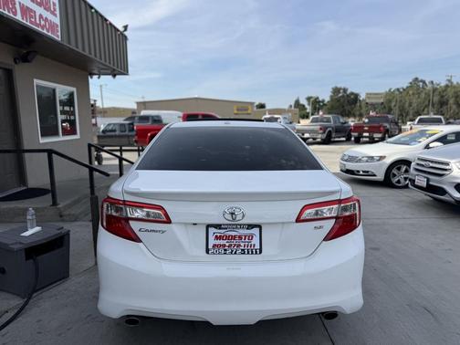 White 2014 Toyota Camry SE