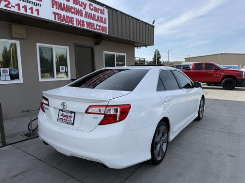 White 2014 Toyota Camry SE