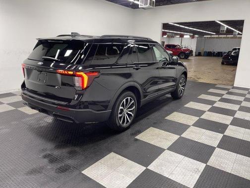 Agate Black Metallic 2027 Ford Explorer ST-Line