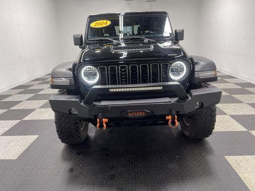Black Clearcoat 2024 Jeep Gladiator Mojave