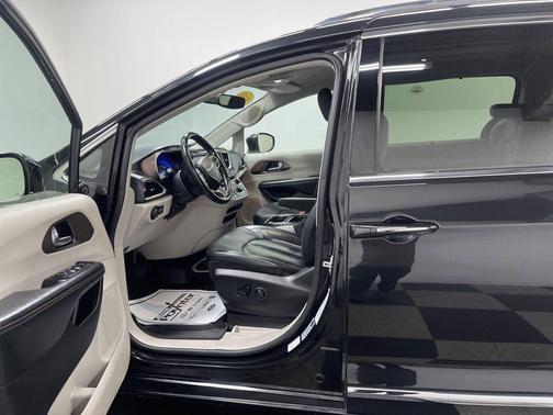 Brilliant Black Crystal Pearlcoat 2019 Chrysler Pacifica Touring-L