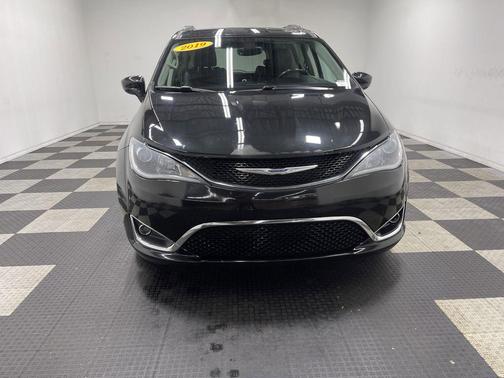 Brilliant Black Crystal Pearlcoat 2019 Chrysler Pacifica Touring-L