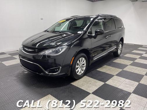 Brilliant Black Crystal Pearlcoat 2019 Chrysler Pacifica Touring-L