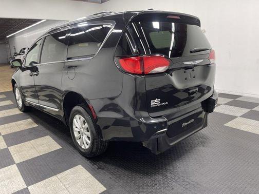 Brilliant Black Crystal Pearlcoat 2019 Chrysler Pacifica Touring-L