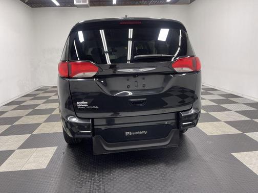 Brilliant Black Crystal Pearlcoat 2019 Chrysler Pacifica Touring-L