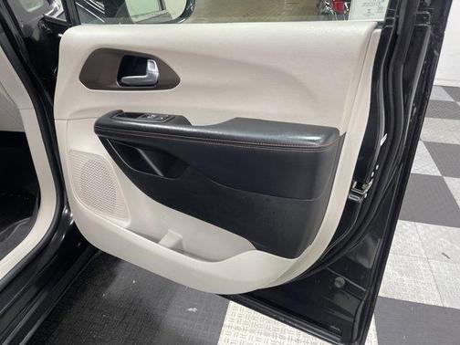 Brilliant Black Crystal Pearlcoat 2019 Chrysler Pacifica Touring-L