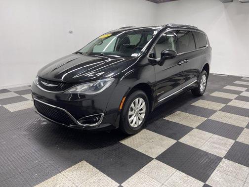 Brilliant Black Crystal Pearlcoat 2019 Chrysler Pacifica Touring-L