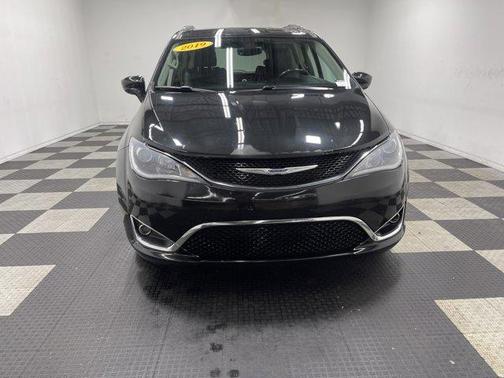 Brilliant Black Crystal Pearlcoat 2019 Chrysler Pacifica Touring-L