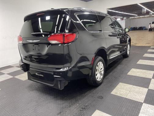 Brilliant Black Crystal Pearlcoat 2019 Chrysler Pacifica Touring-L