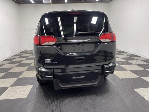 Brilliant Black Crystal Pearlcoat 2019 Chrysler Pacifica Touring-L