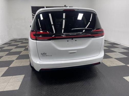 Bright White Clearcoat 2027 Chrysler Pacifica SELECT