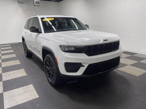 2025 Jeep Grand Cherokee Laredo