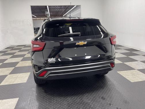 Mosaic Black Metallic 2025 Chevrolet Trax LS